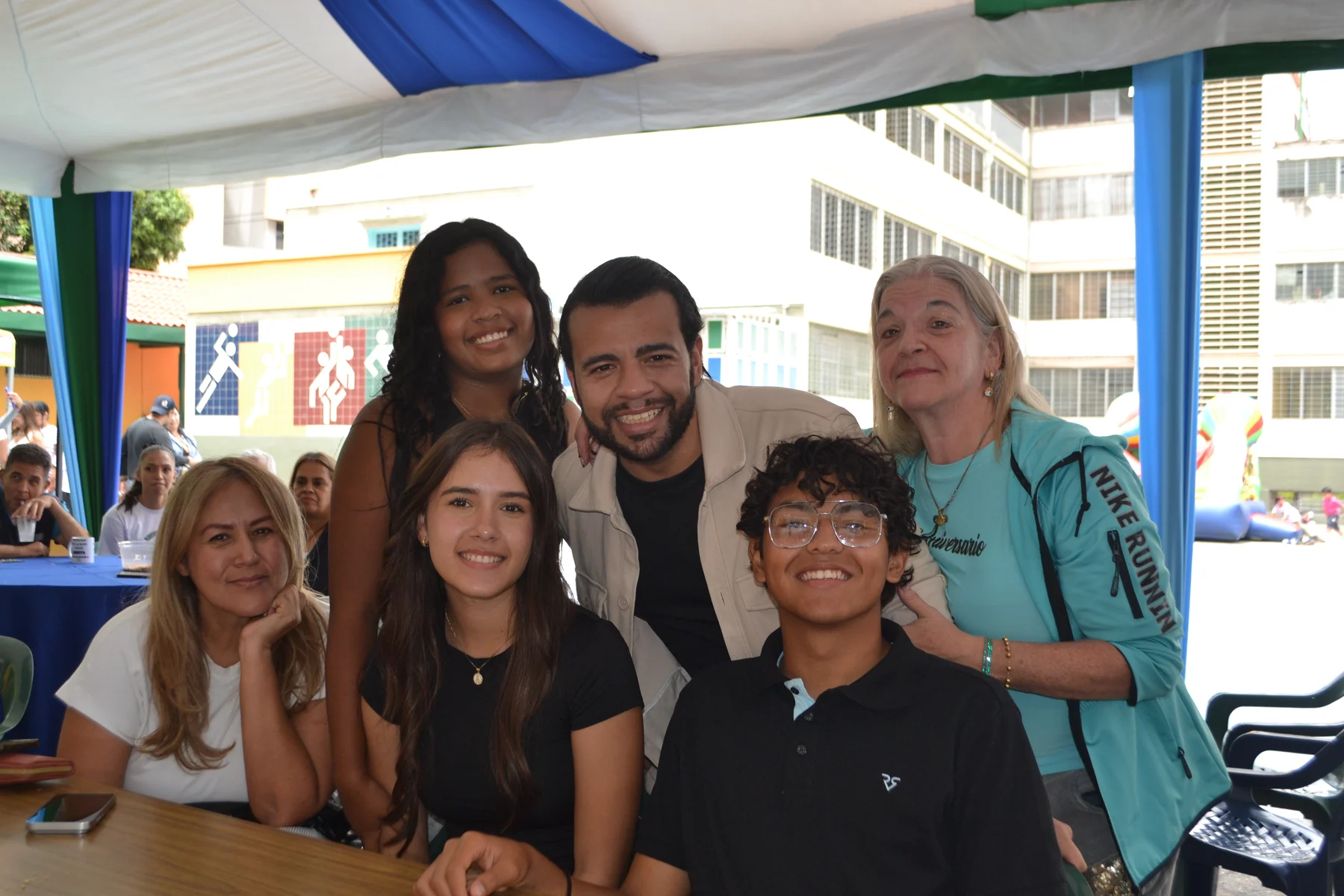 Jóvenes y educadores reunidos en una actividad del Colegio Santa Gema