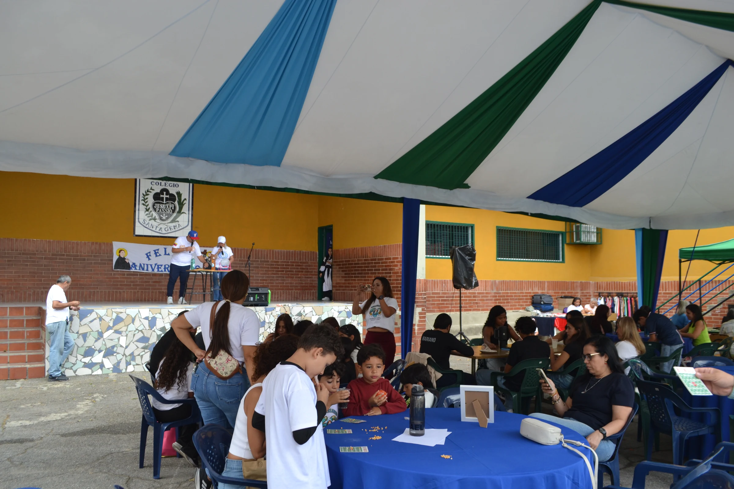 Comunidad escolar reunida en una actividad del colegio