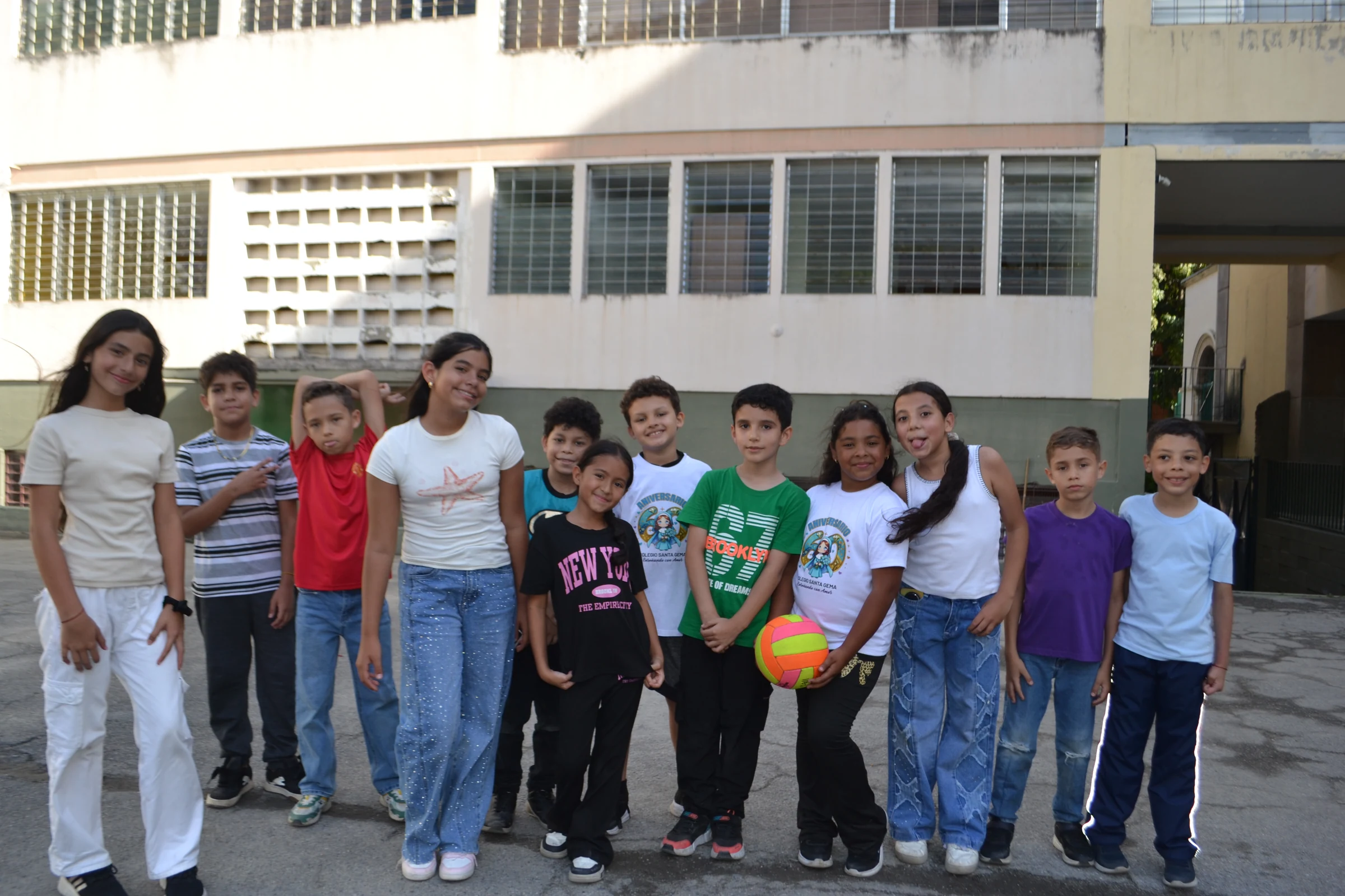 Grupo de estudiantes reunidos en el patio