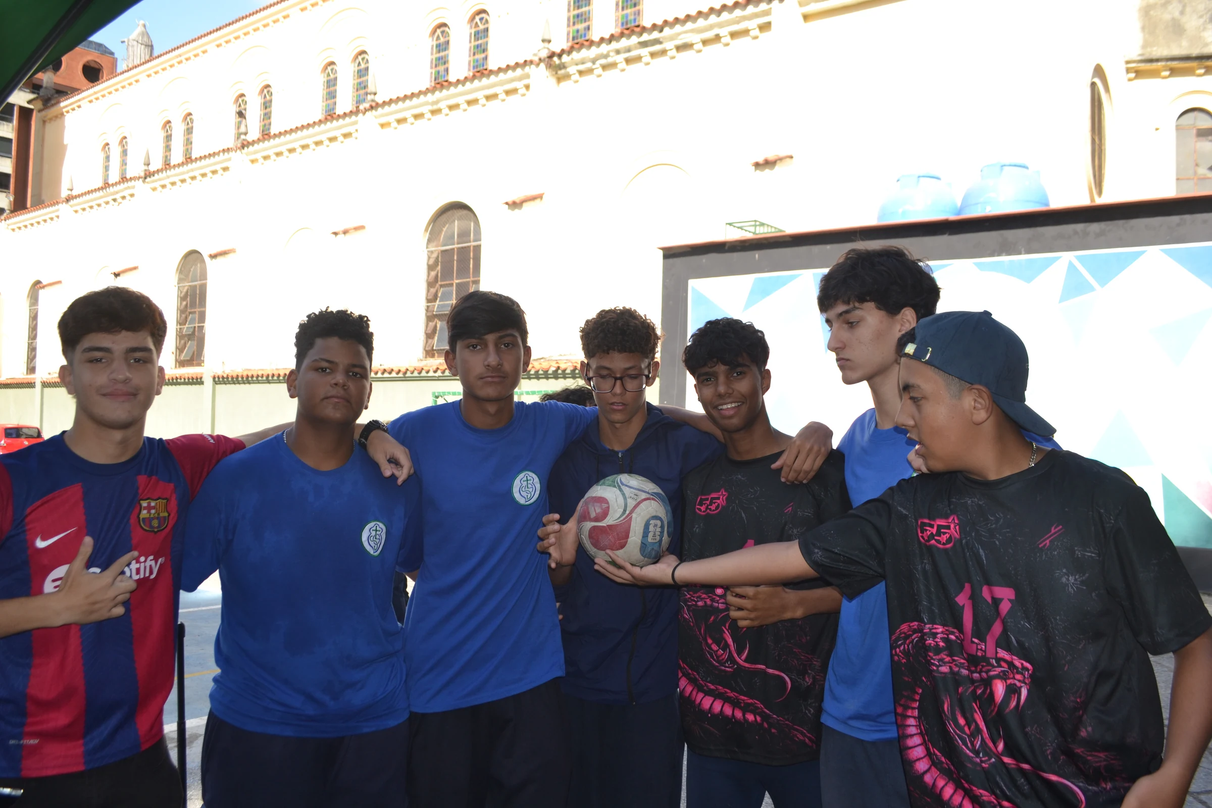 Grupo de estudiantes junto a una pelota