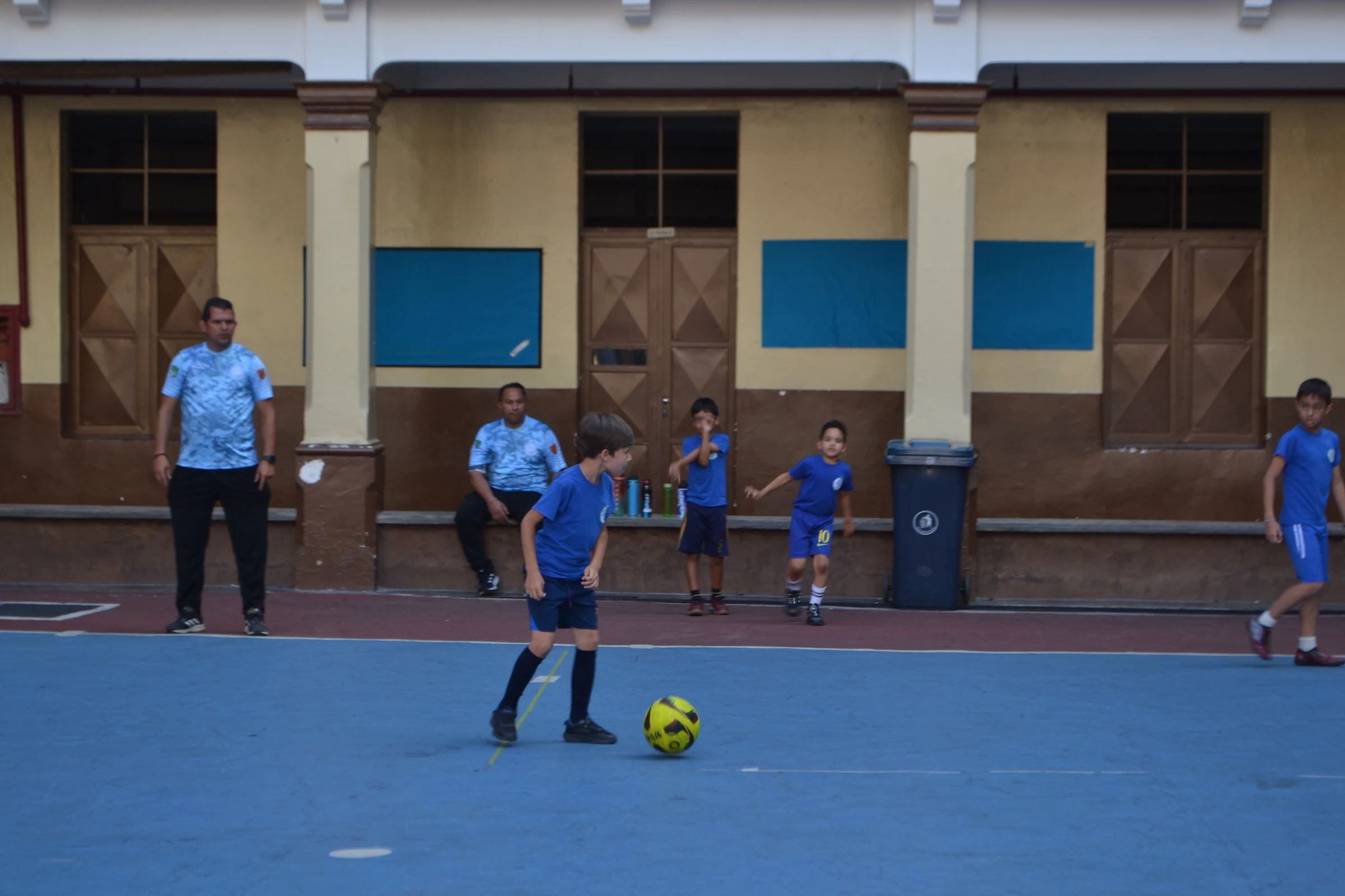 Estudiantes practican fútbol sala