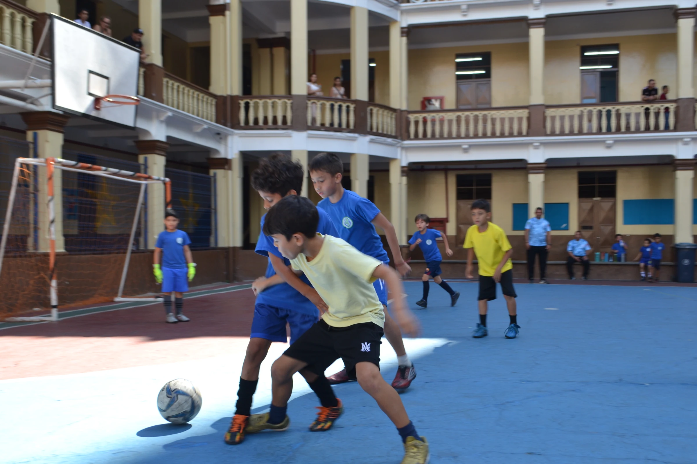 Estudiantes juegan fútbol sala en la cancha