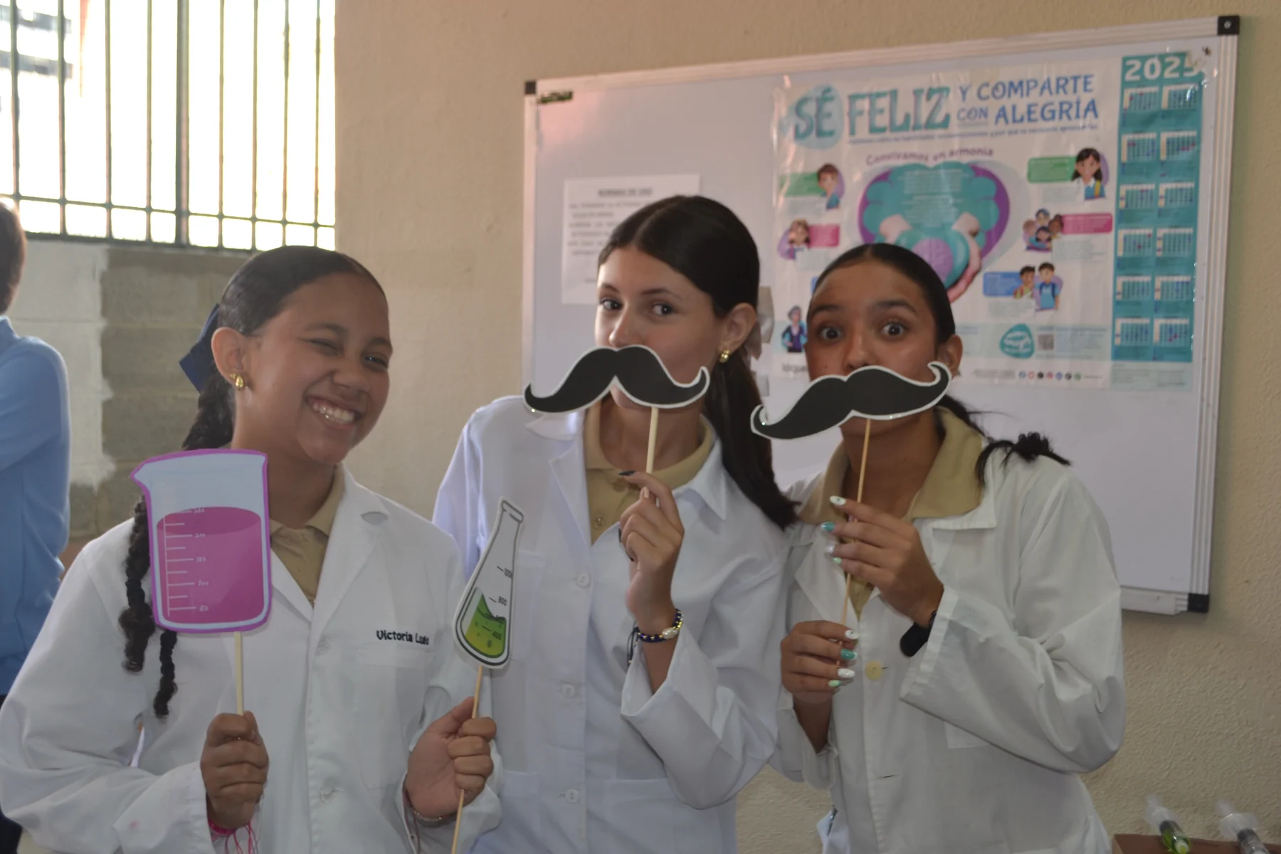 Estudiantes del Colegio Santa Gema participan en una actividad de ciencias