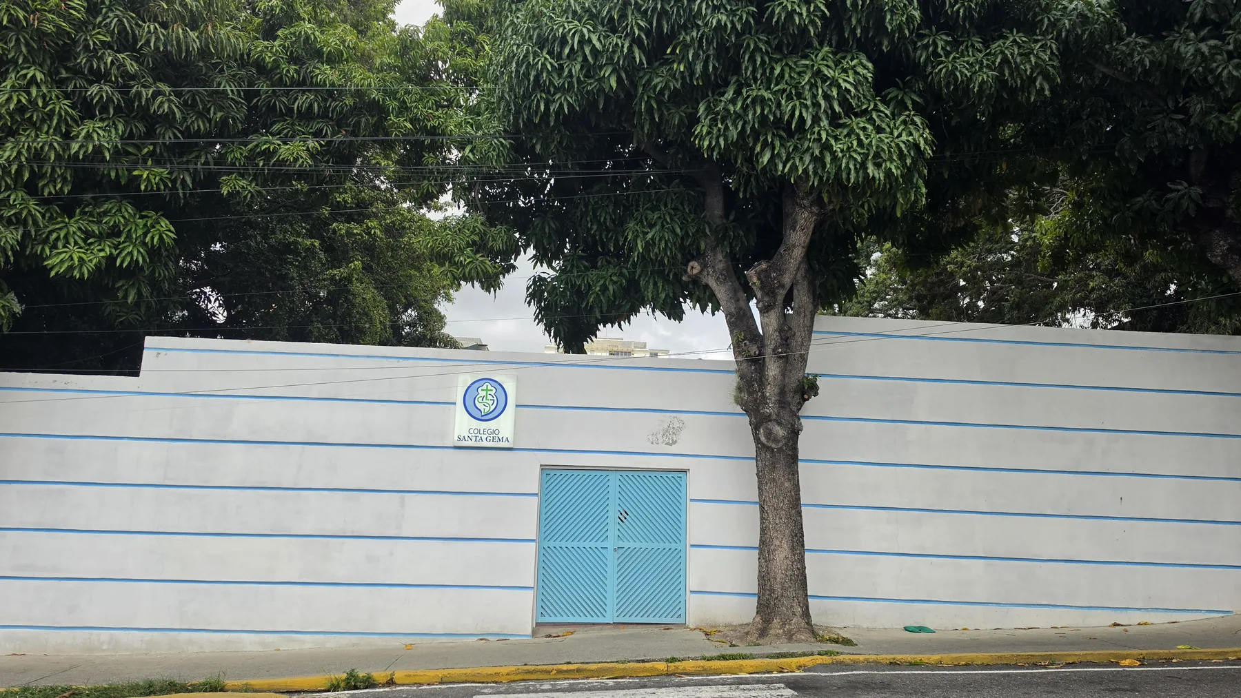Entrada principal del Colegio Santa Gema