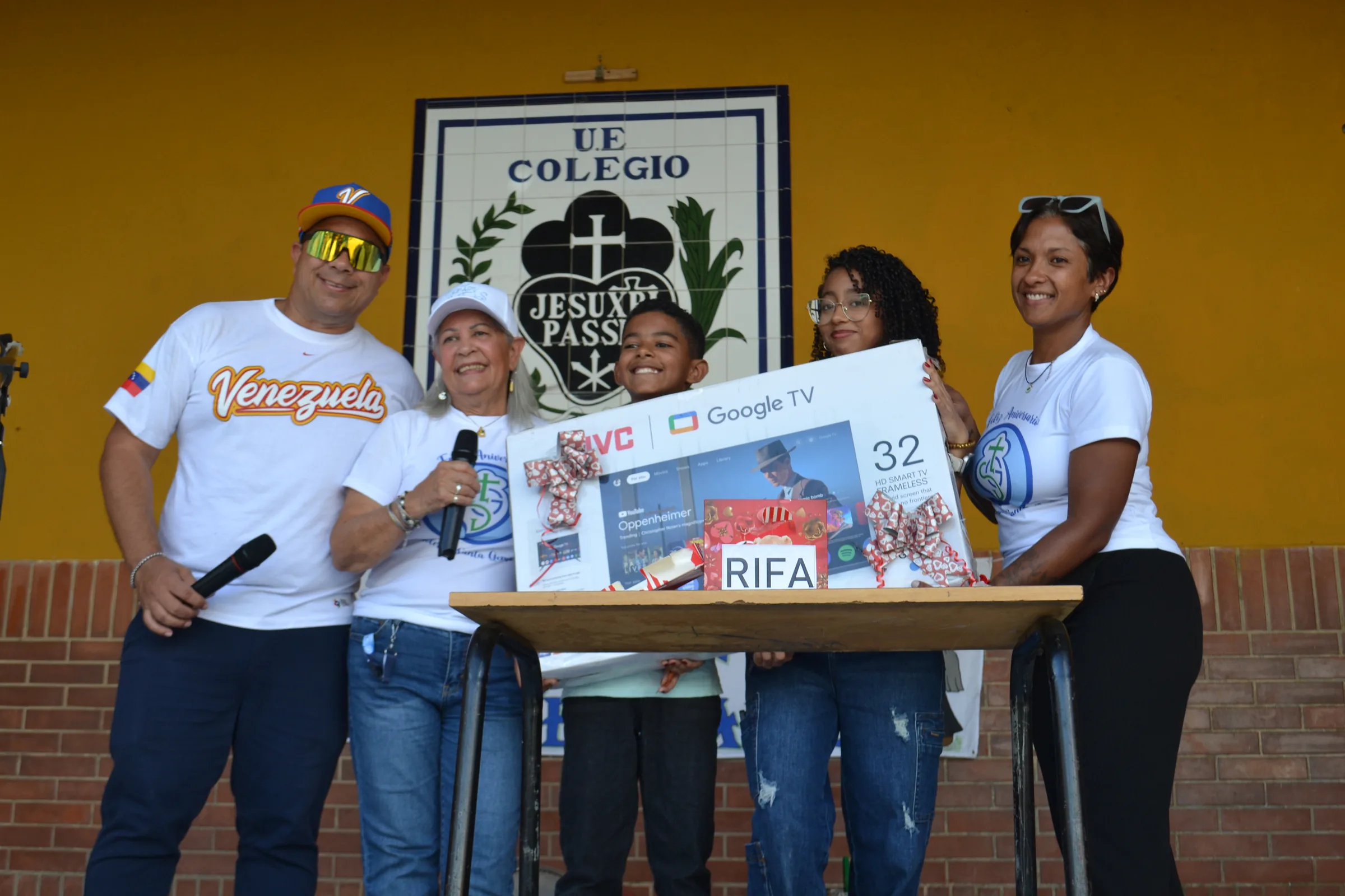 Integrantes de la comunidad educativa comparten una rifa en el Colegio Santa Gema