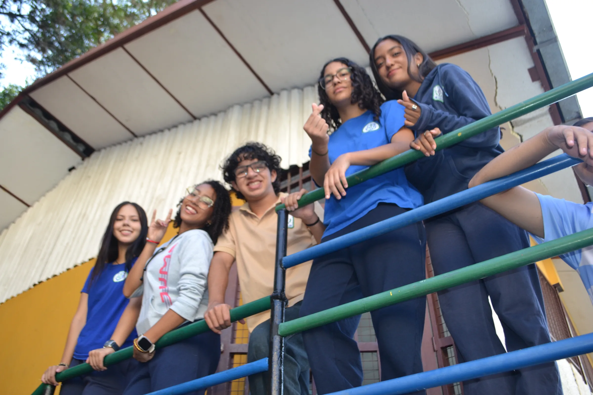 Estudiantes comparten un momento en las escaleras del colegio