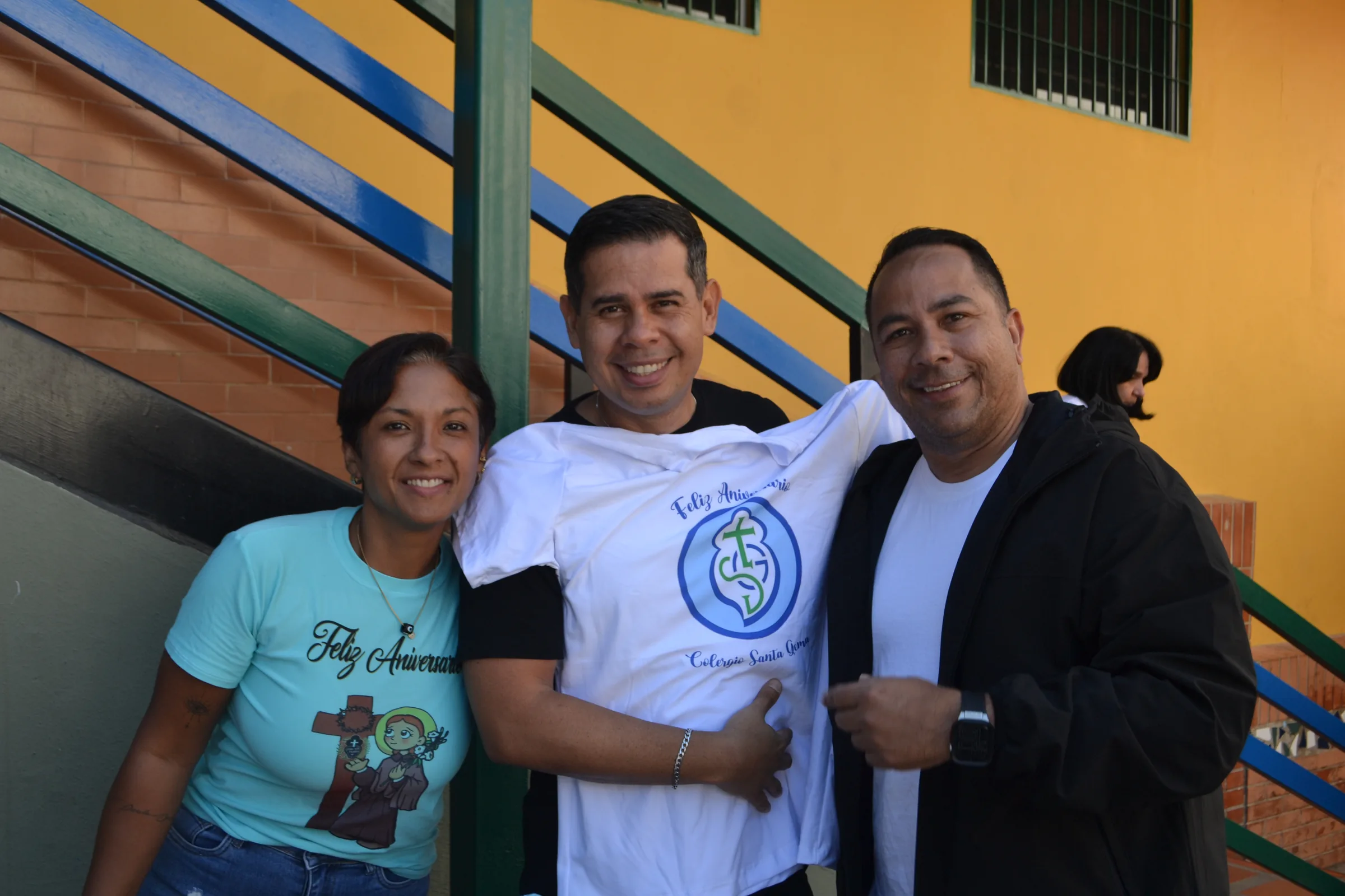Familiares comparten durante el aniversario del colegio