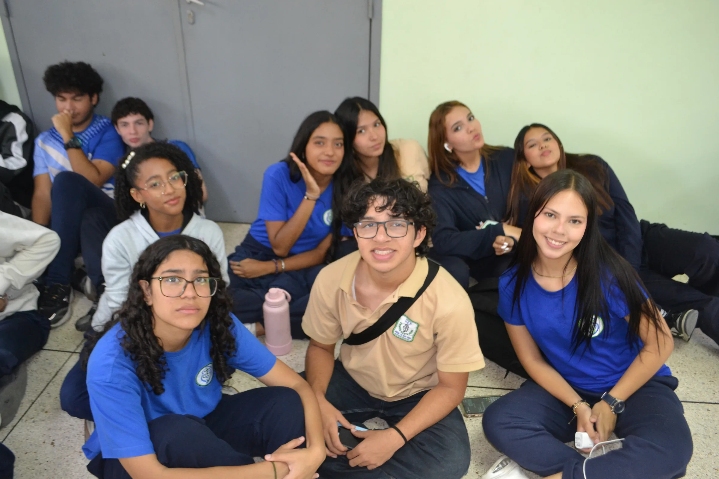 Grupo de estudiantes reunidos en el colegio