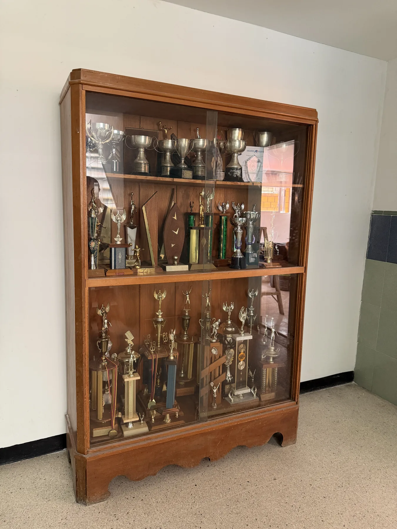 Vitrina de trofeos y reconocimientos del colegio