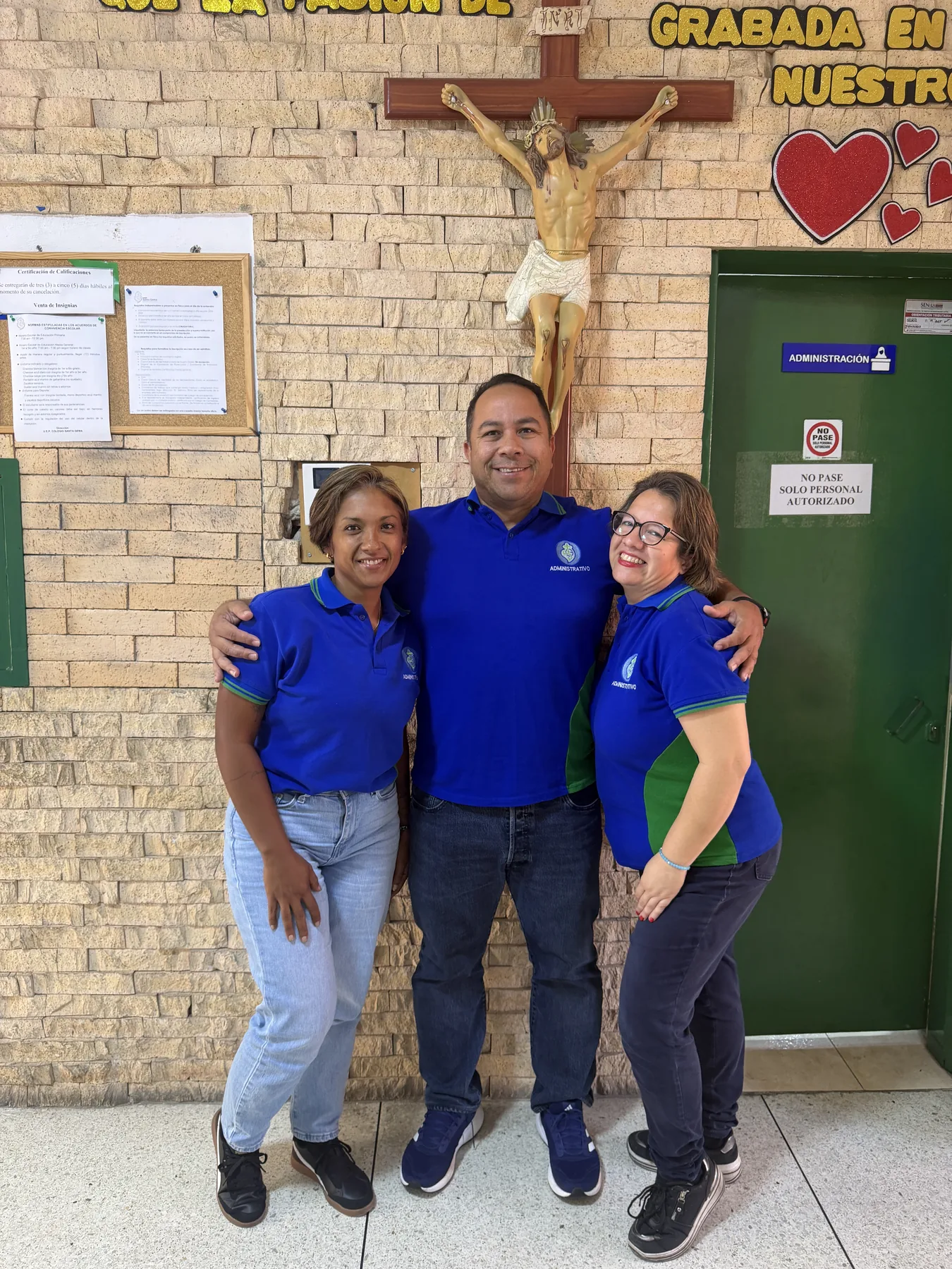 Integrantes de la comunidad educativa del Colegio Santa Gema