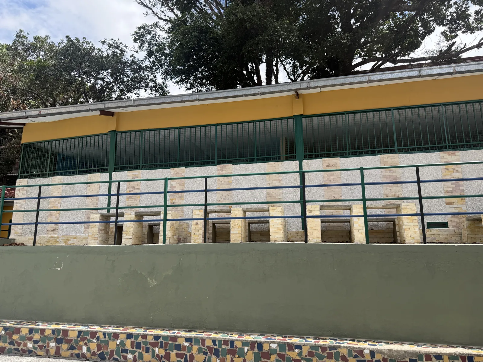 Techado del espacio deportivo del colegio