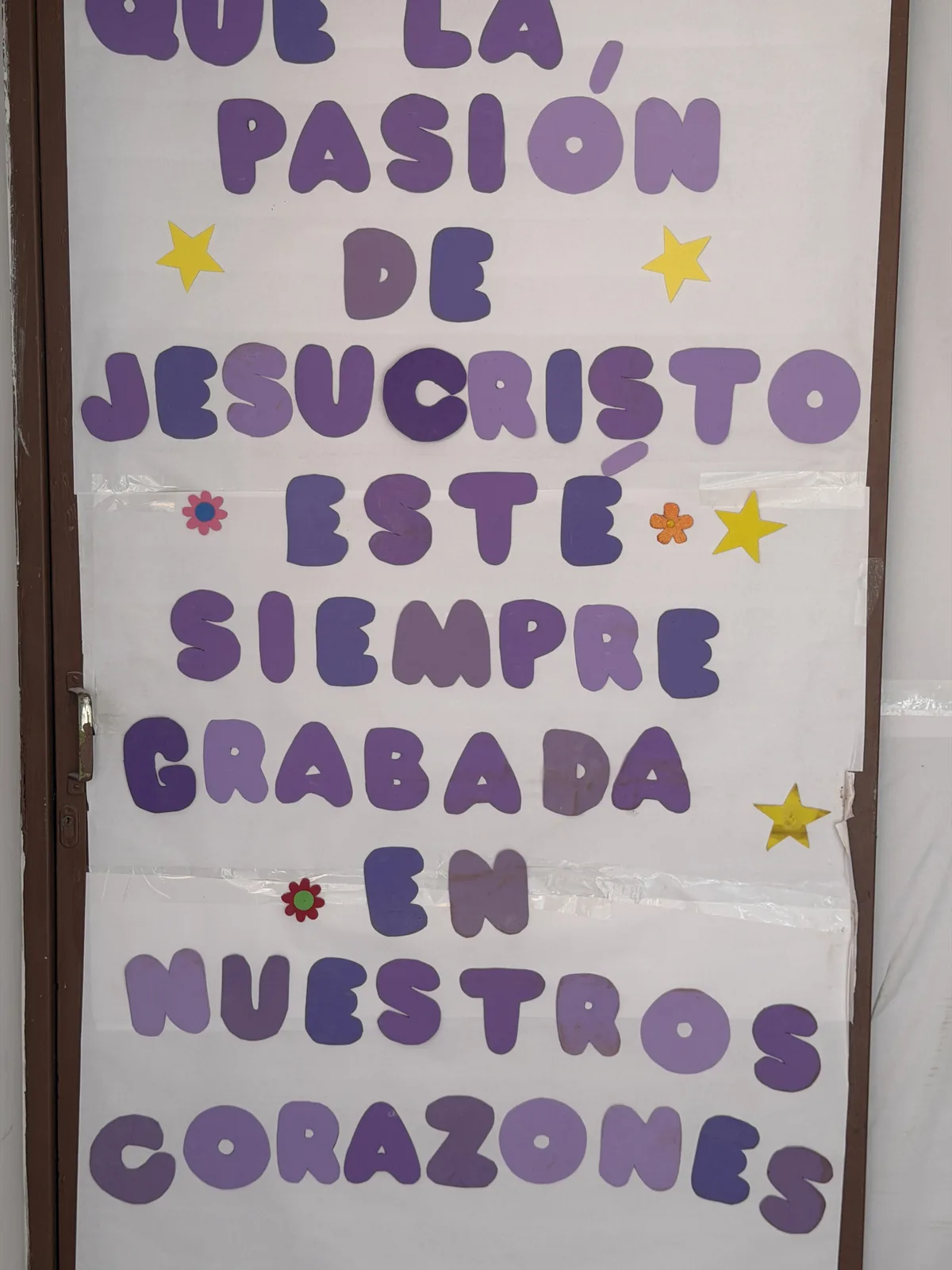 Mensaje de la Pasión de Jesucristo en una pared del colegio