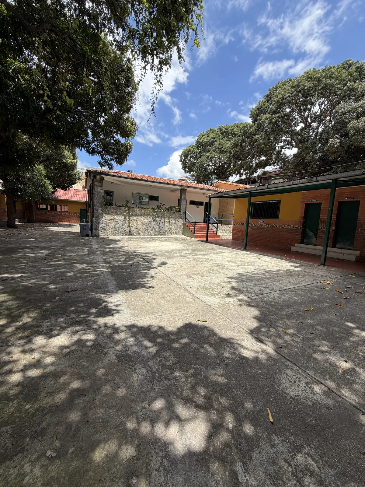 Patio arbolado del Colegio Santa Gema