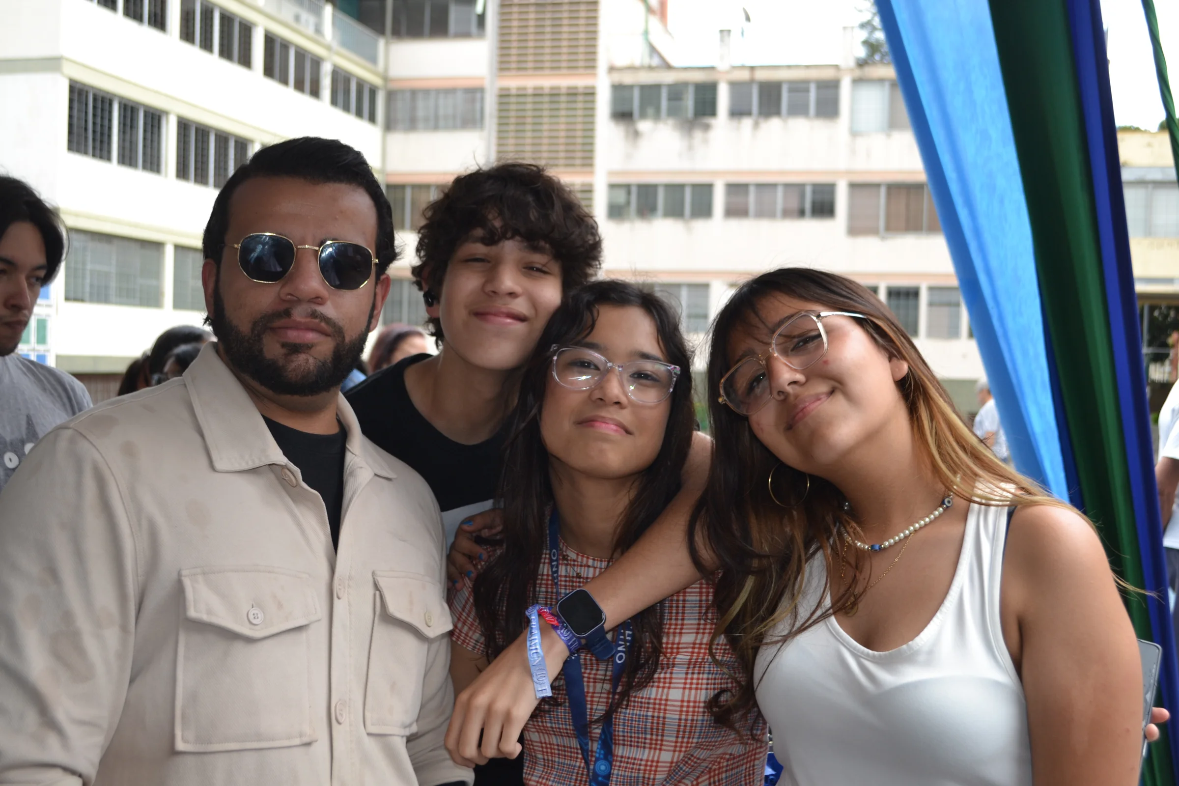 Integrantes de la comunidad educativa reunidos en el patio