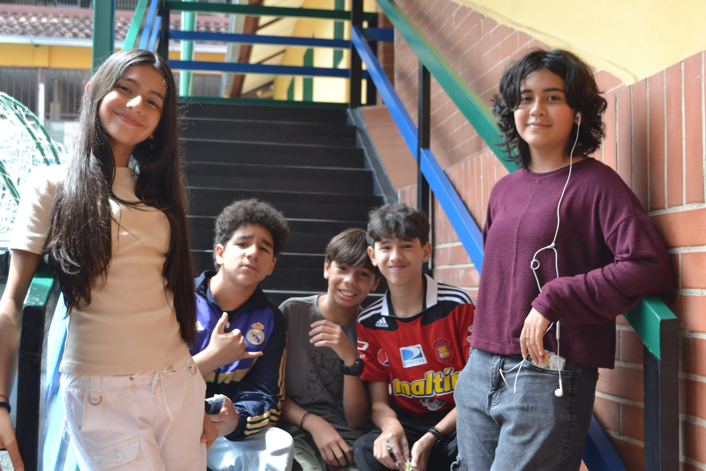 Grupo de estudiantes posa en las escaleras del colegio
