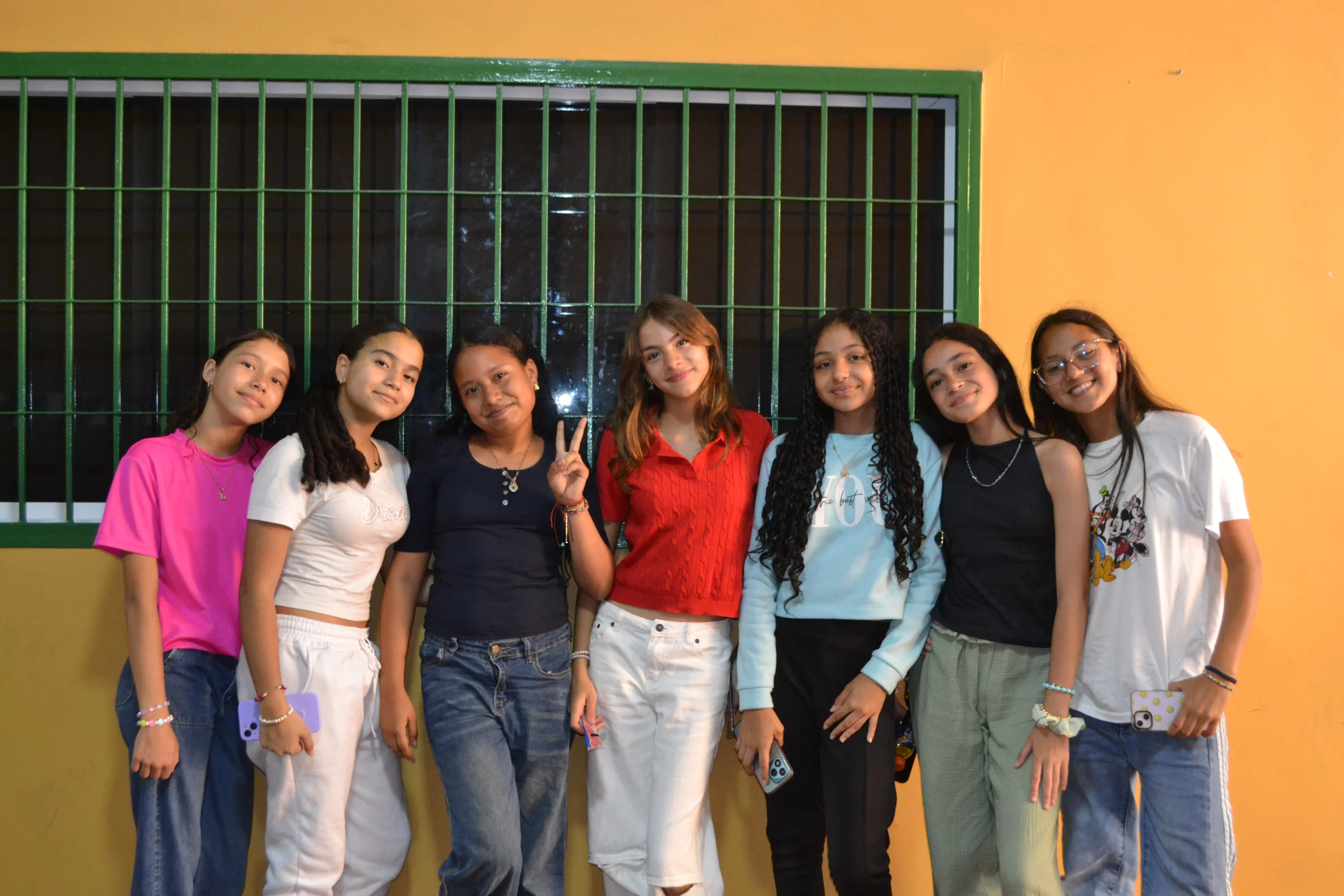 Grupo de estudiantes sonríe junto en el colegio