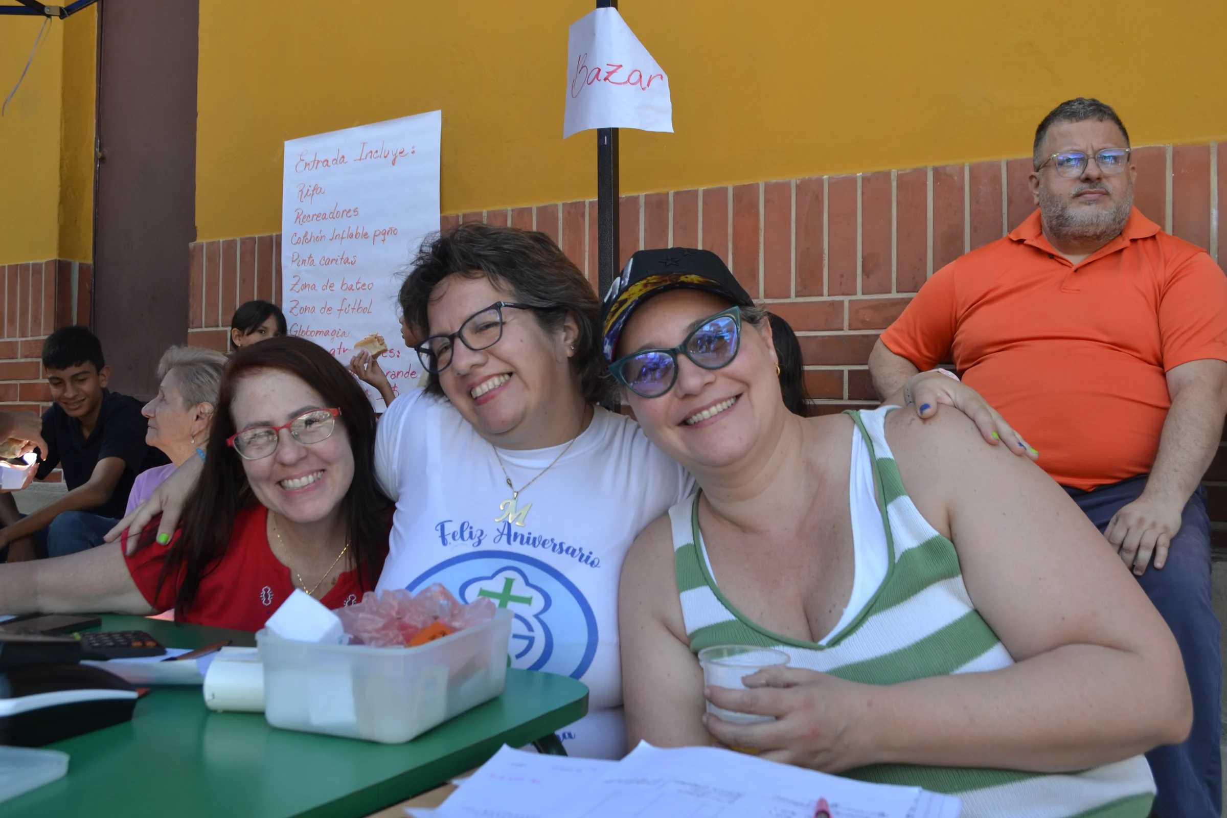Familias comparten una actividad en el colegio