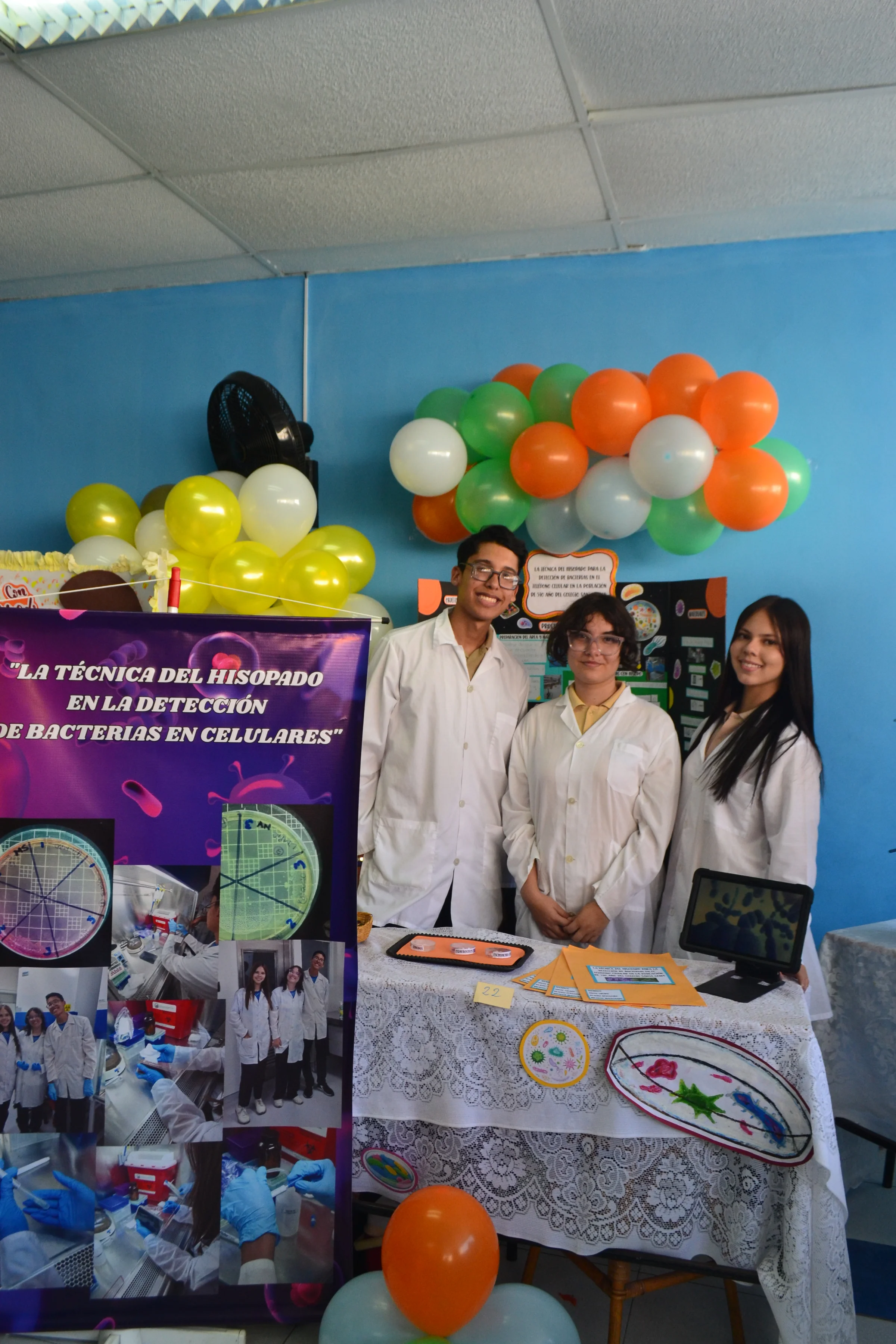 Estudiantes presentan un proyecto en la feria de ciencias