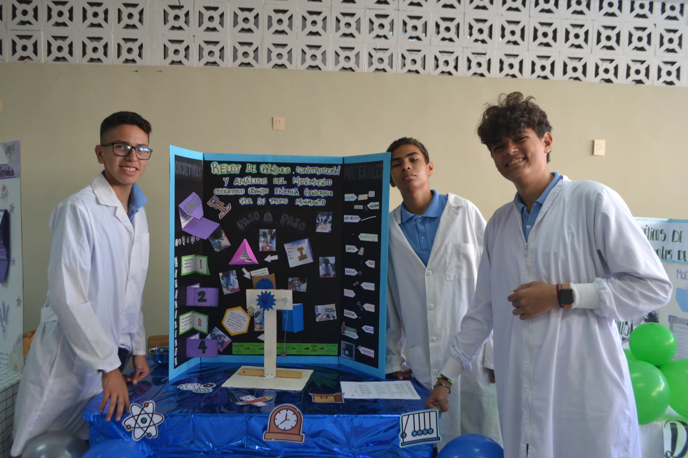 Estudiantes explican un proyecto de física