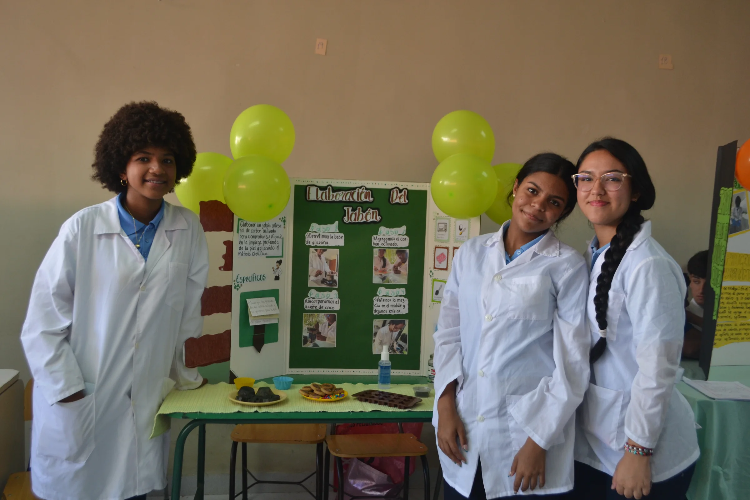 Estudiantes presentan un proyecto de química