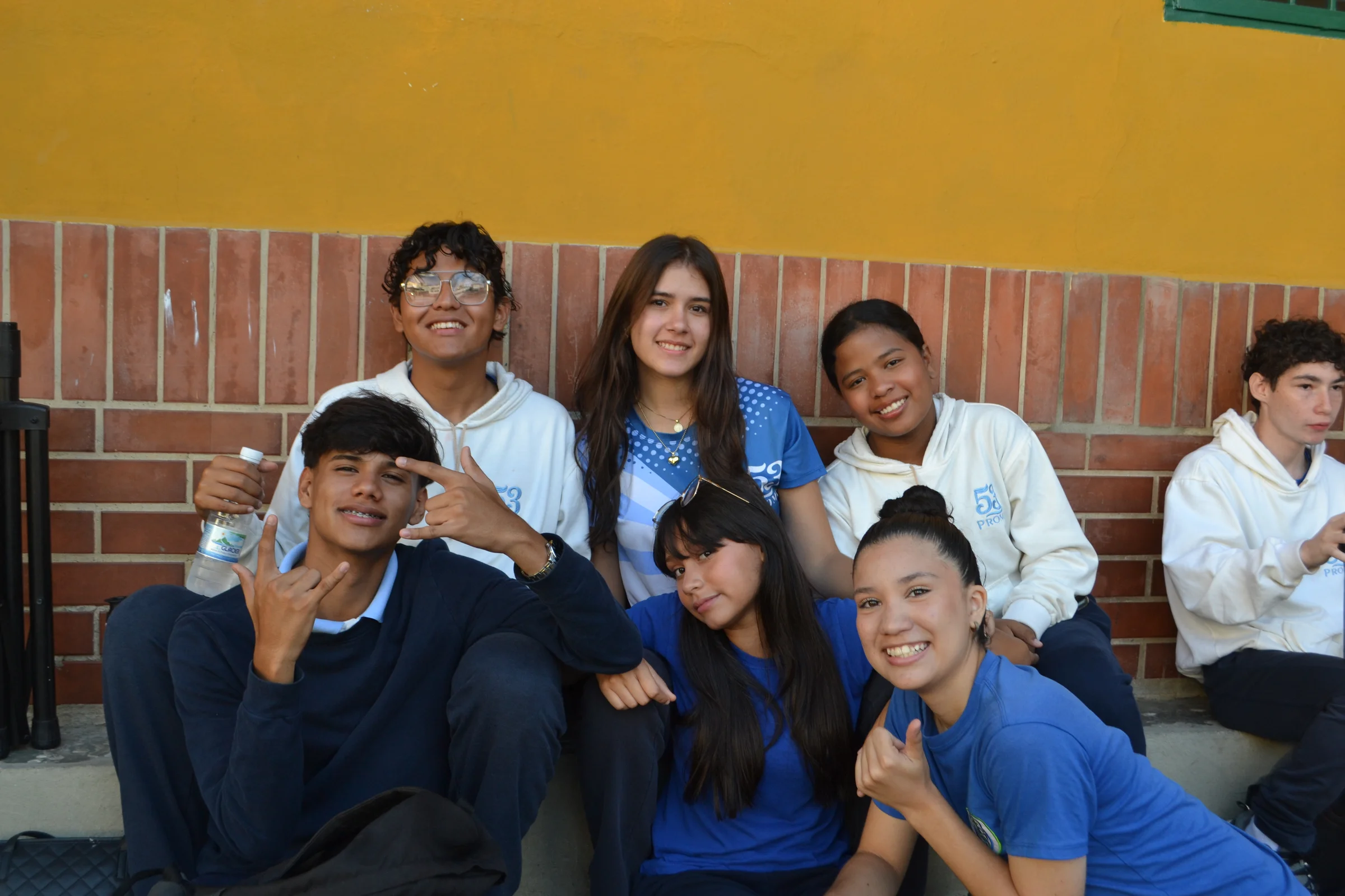Grupo de estudiantes comparte un momento en el colegio