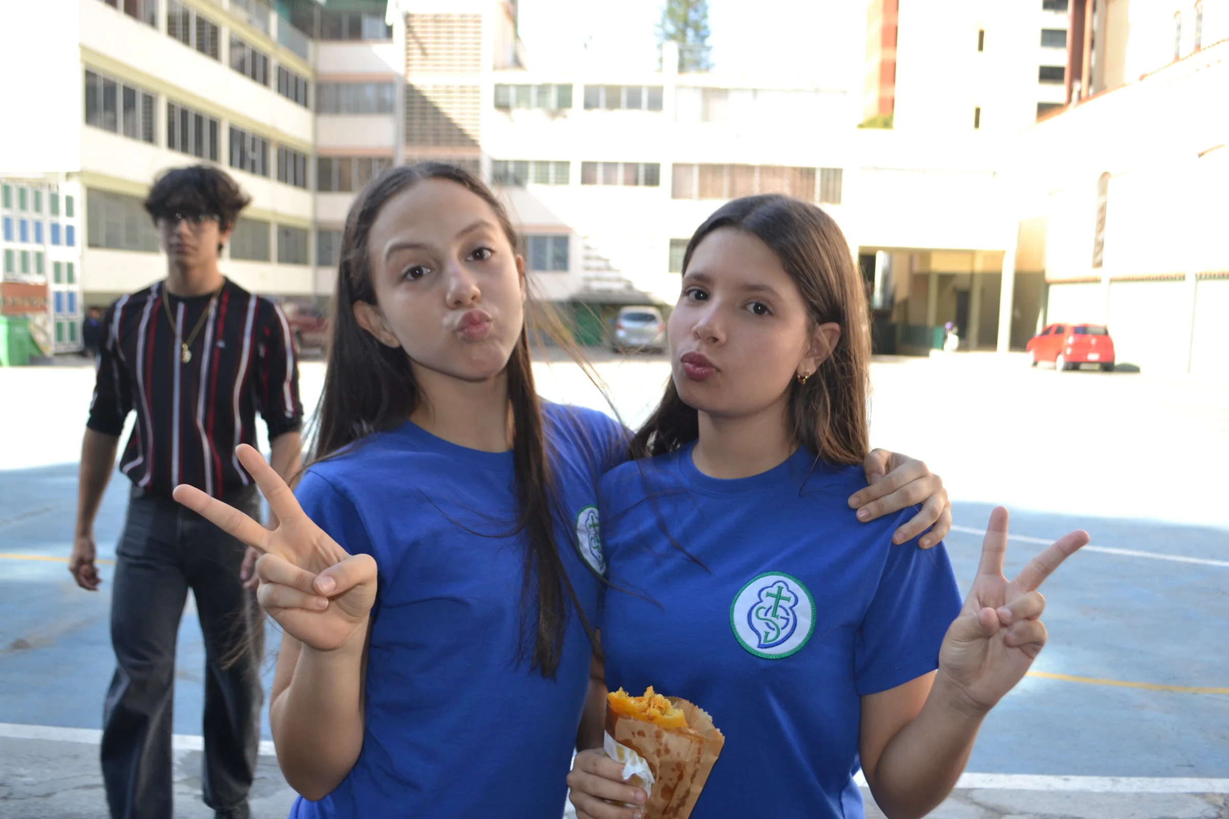 Dos estudiantes del colegio sonríen en el patio