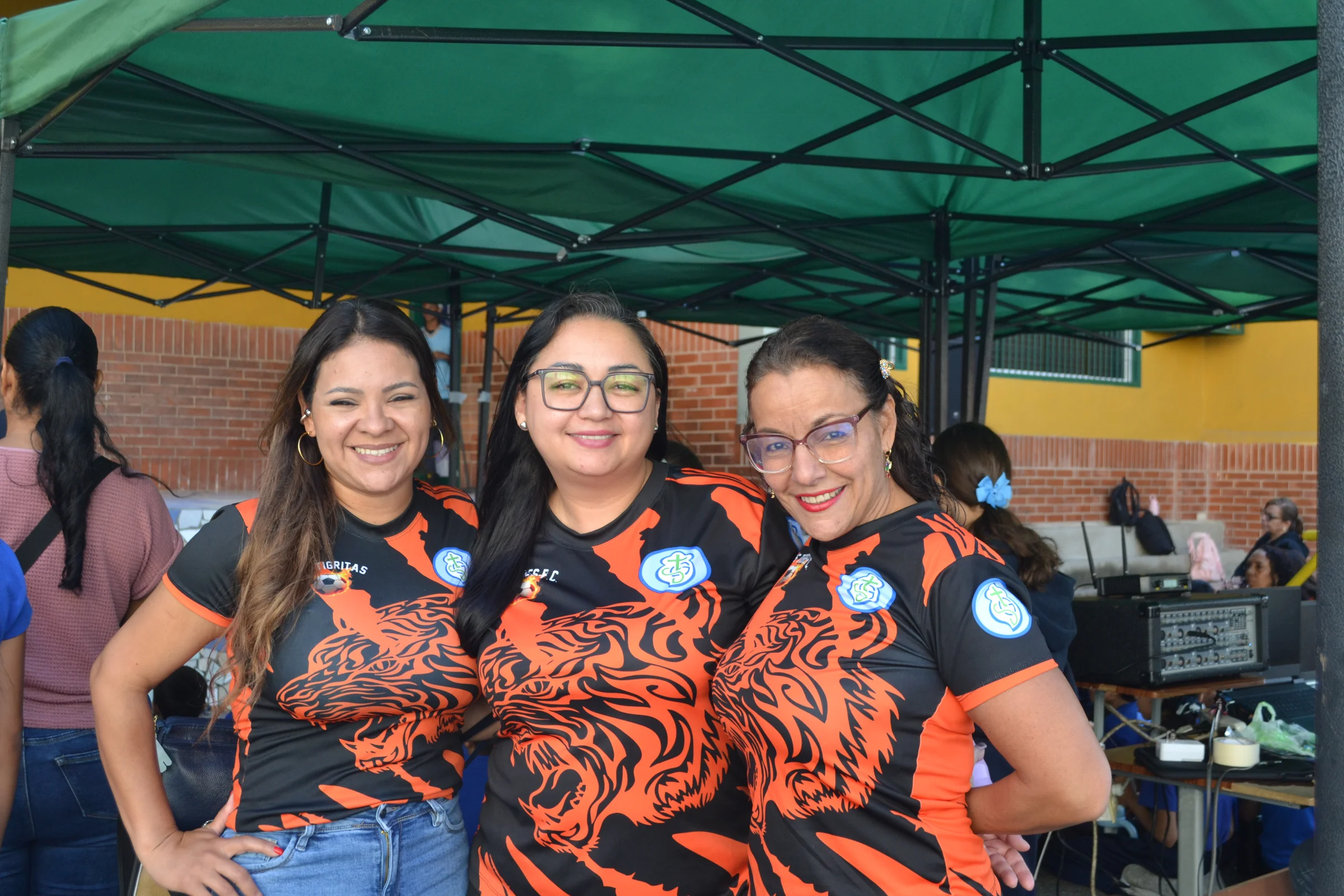 Docentes del colegio comparten en una actividad