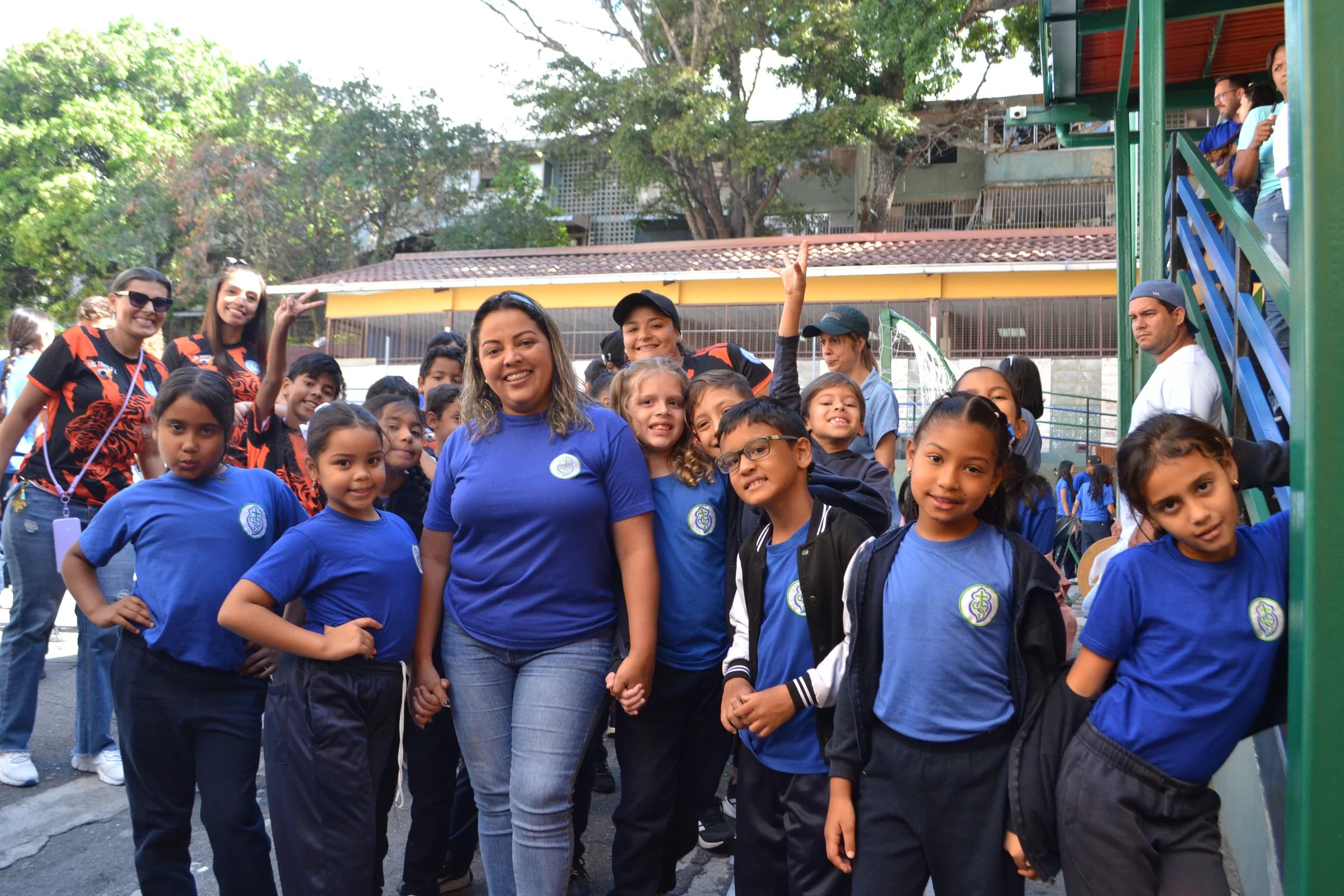 Docentes y estudiantes reunidos durante una celebración escolar
