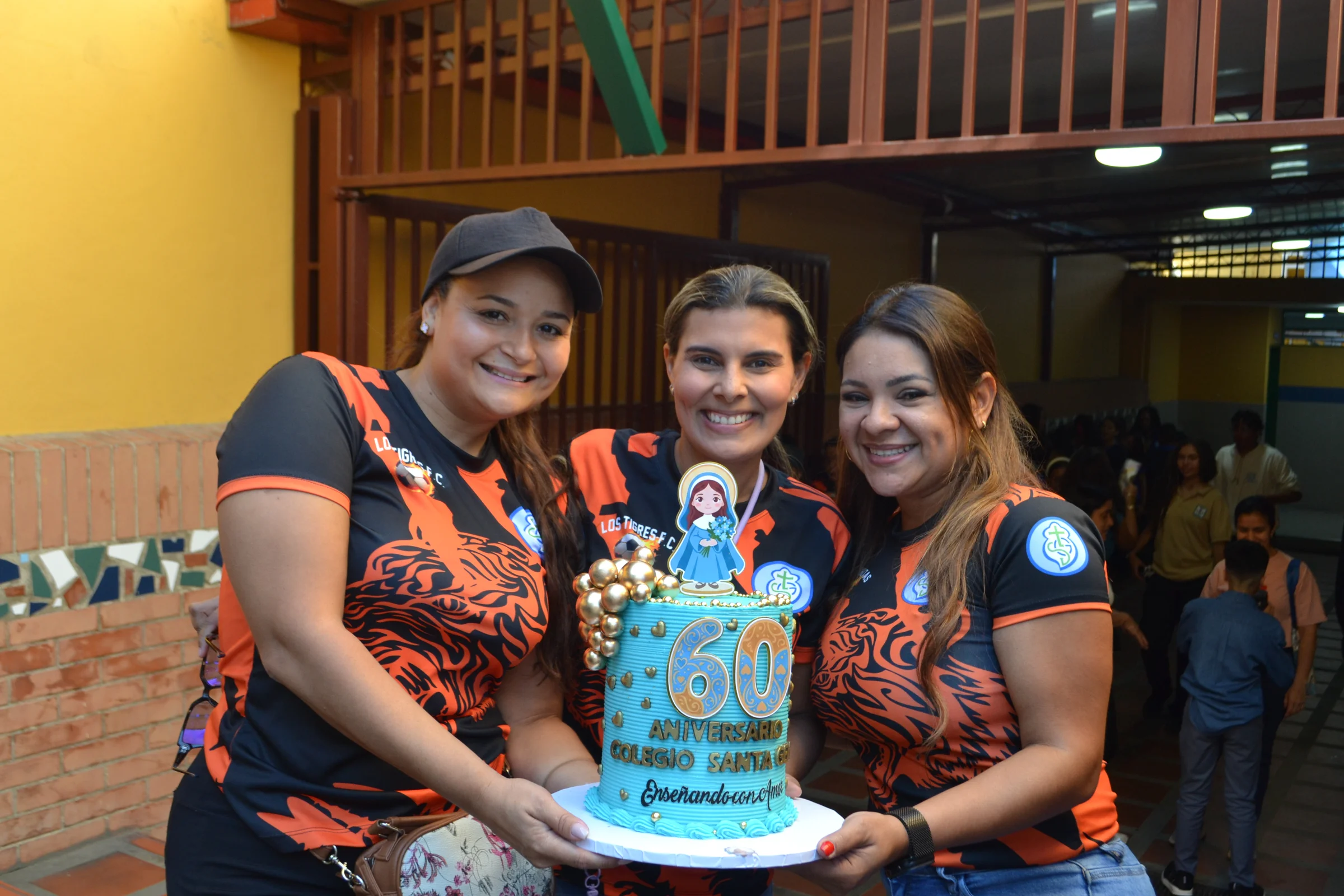 Integrantes del colegio celebran su aniversario con un pastel