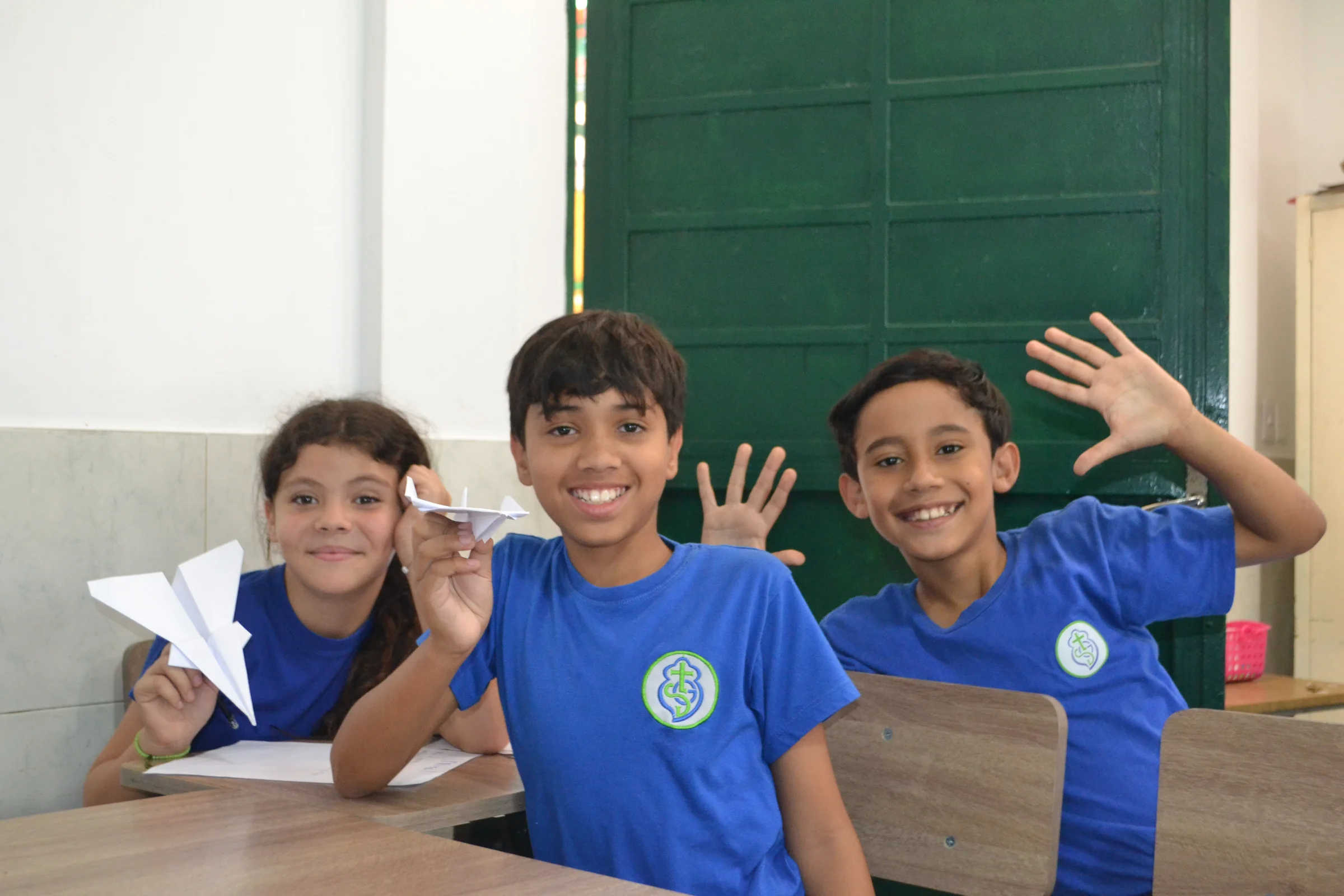 Estudiantes muestran trabajos creativos en el aula