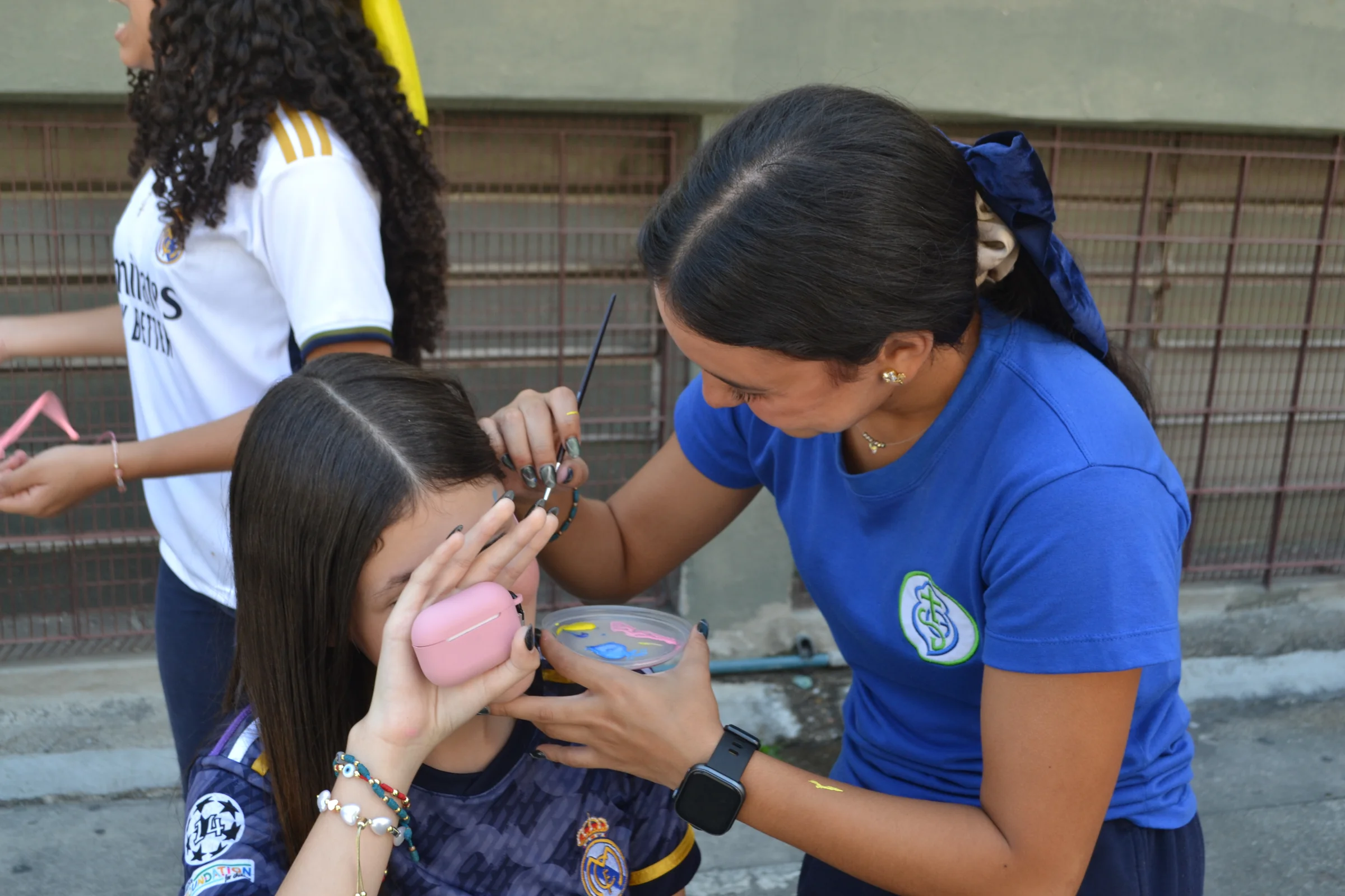 Estudiantes participan en una actividad creativa