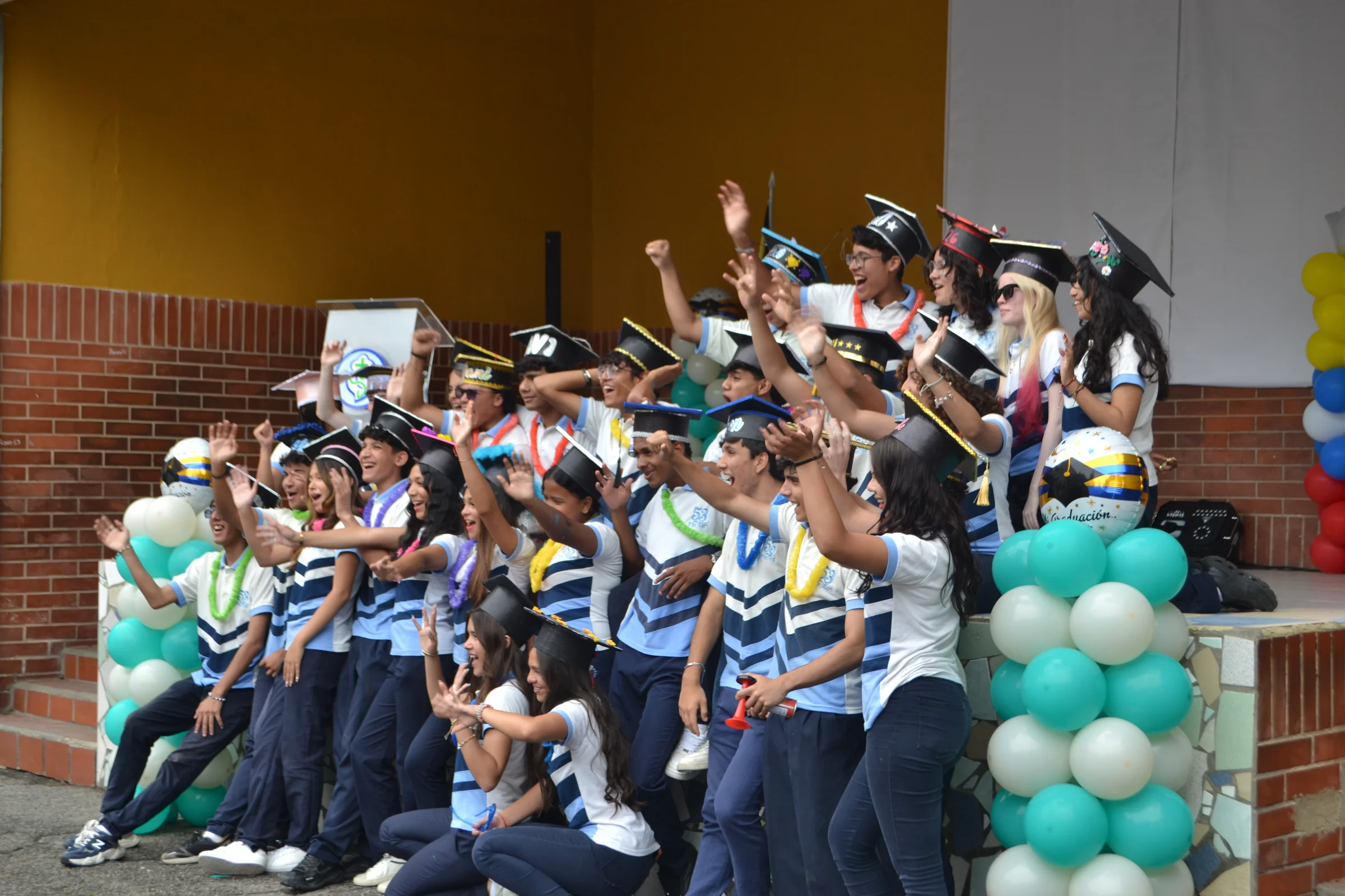 Estudiantes celebran su graduación en el colegio