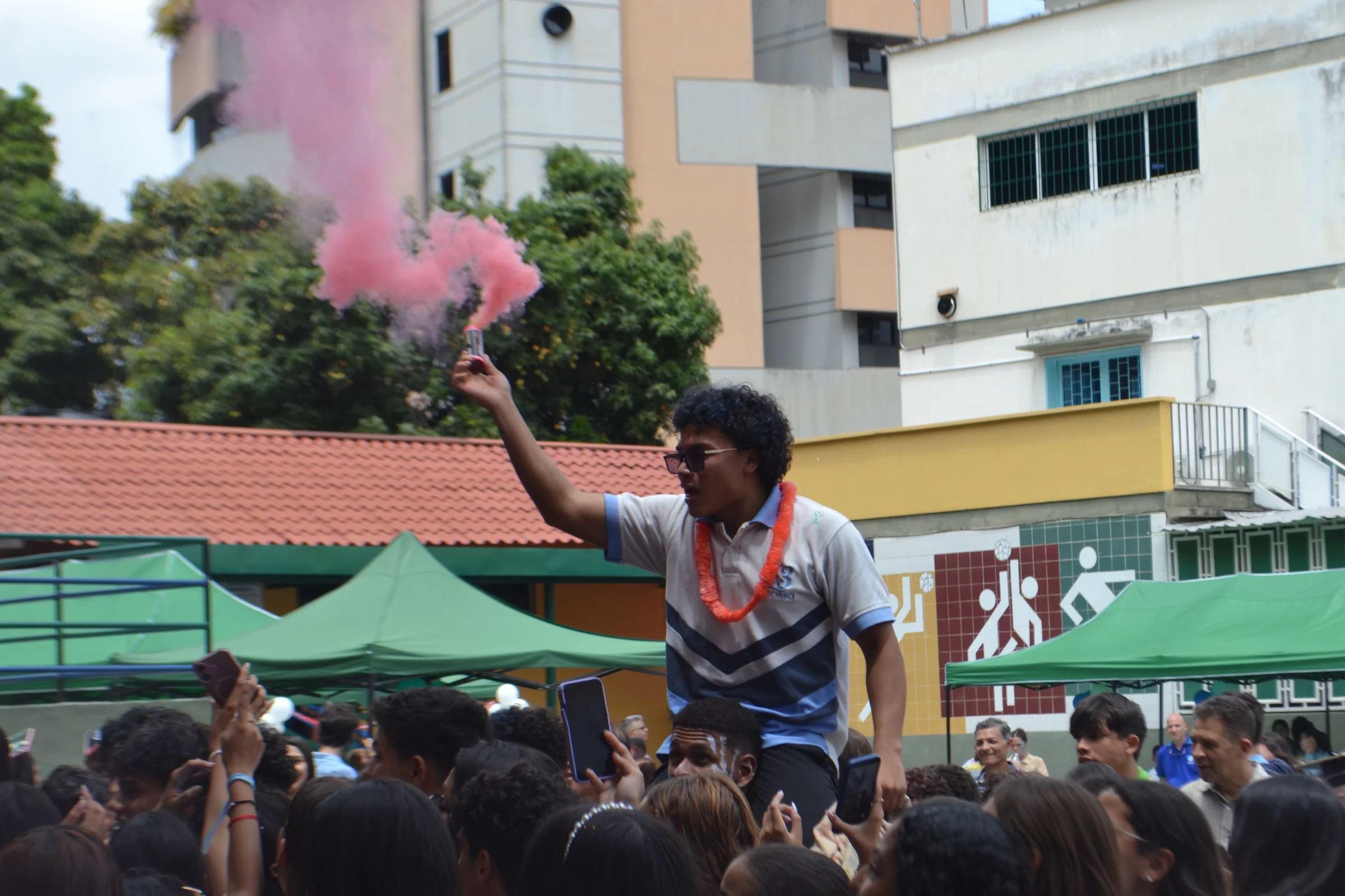 Estudiante participa en una celebración escolar