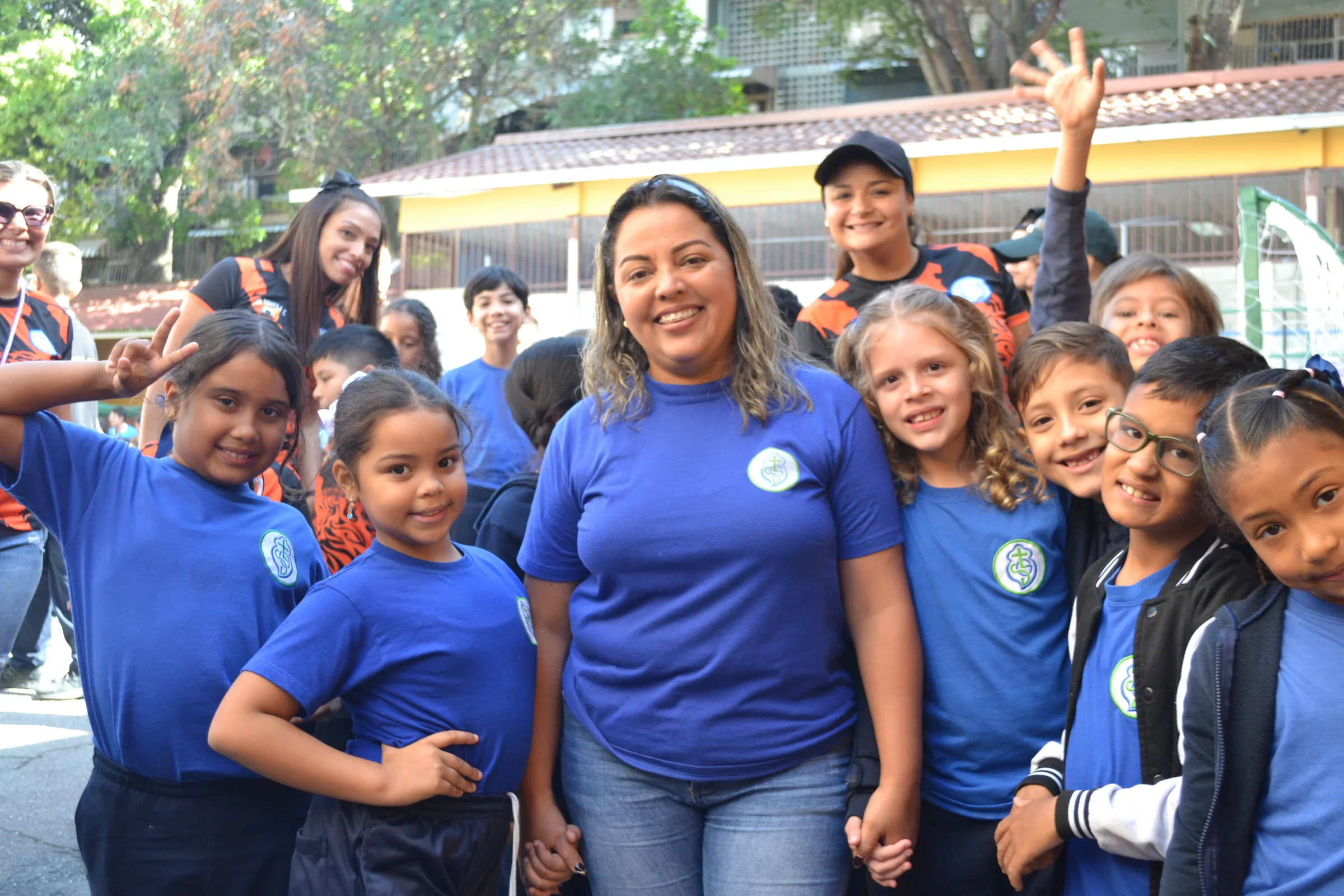 Docentes y estudiantes sonríen durante una celebración